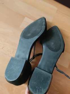 Schwarze Schuhe mit T-Steg