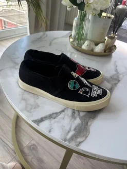 Schwarze Slip-On Sneaker Pull&Bear mit Patches Gr. 39