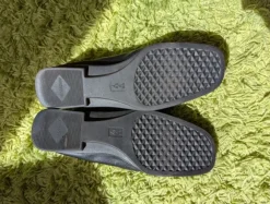 Schwarze Slipper