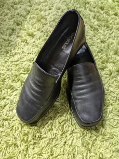 Schwarze Slipper