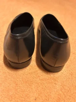 Schwarze Slipper