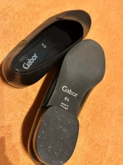 Schwarze Slipper