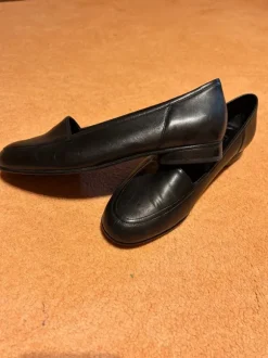 Schwarze Slipper