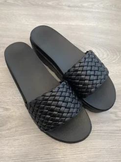Schwarze Sommerschlappen