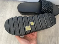 Schwarze Sommerschlappen