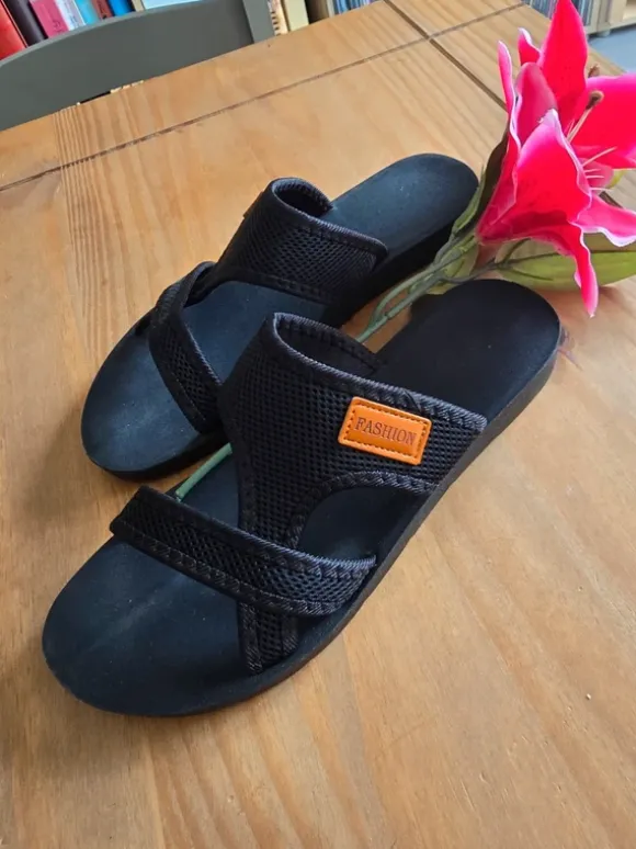 Schwarze Sommerschlappen in Gr.41.