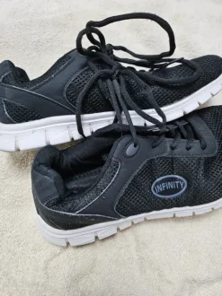 schwarze Turnschuhe von Infinity in Größe 42, sehr leicht