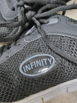 schwarze Turnschuhe von Infinity in Größe 42, sehr leicht