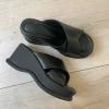 Schwarze Uniqlo Plateau Sandalen / Wedges