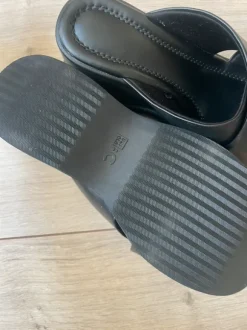 Schwarze Uniqlo Plateau Sandalen / Wedges
