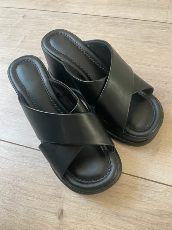 Schwarze Uniqlo Plateau Sandalen / Wedges