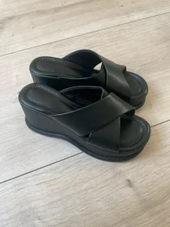Schwarze Uniqlo Plateau Sandalen / Wedges