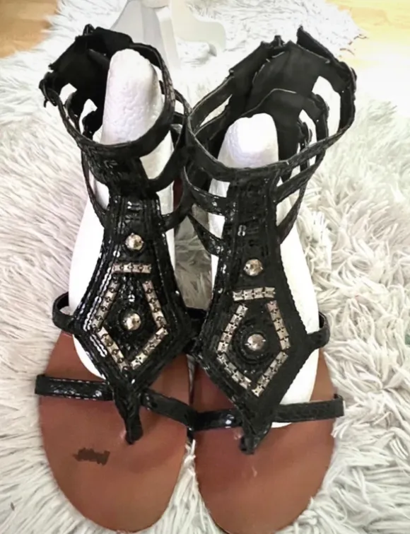 **schwarze Zehen Sandalen mit Glitzer Details_Nieten**