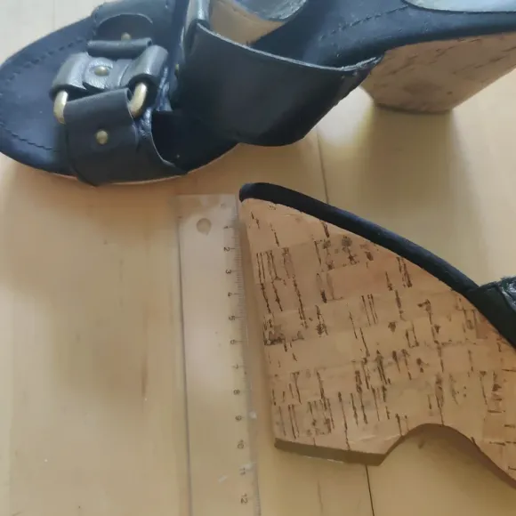Schwarzer Sommer Keilabsatz Schuh
