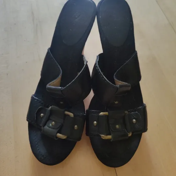 Schwarzer Sommer Keilabsatz Schuh