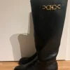 Schwarzer Stiefel mit goldenen Detail