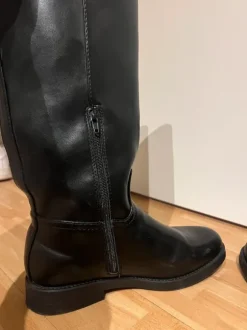 Schwarzer Stiefel mit goldenen Detail