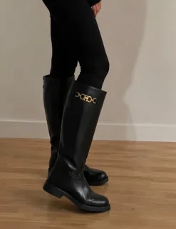 Schwarzer Stiefel mit goldenen Detail