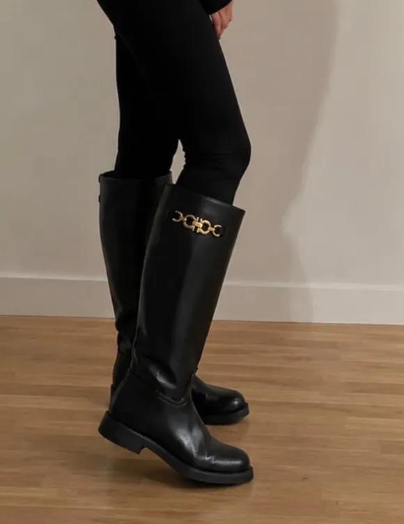 Schwarzer Stiefel mit goldenen Detail