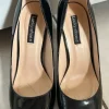 Schwarzer trendy eleganter Glanz Pump mit roter Sole