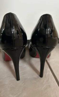 Schwarzer trendy eleganter Glanz Pump mit roter Sole