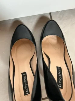 Schwarzer trendy eleganter Glanz Pump mit roter Sole