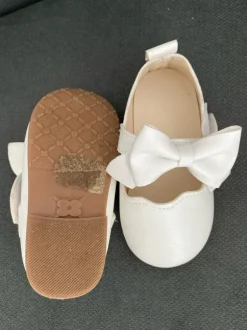 Süße weiße Schuhe mit Klettverschluss