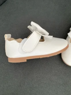 Süße weiße Schuhe mit Klettverschluss