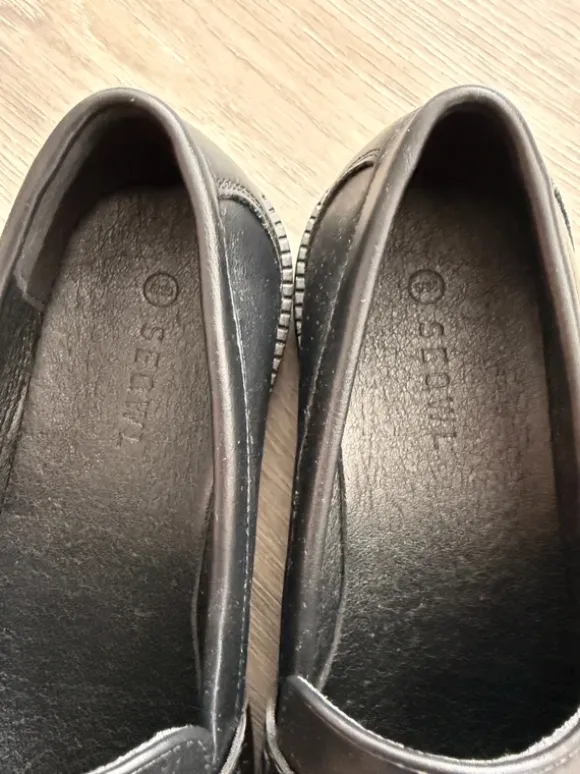 SEQWL Aperol Loafer aus PU in Schwarz