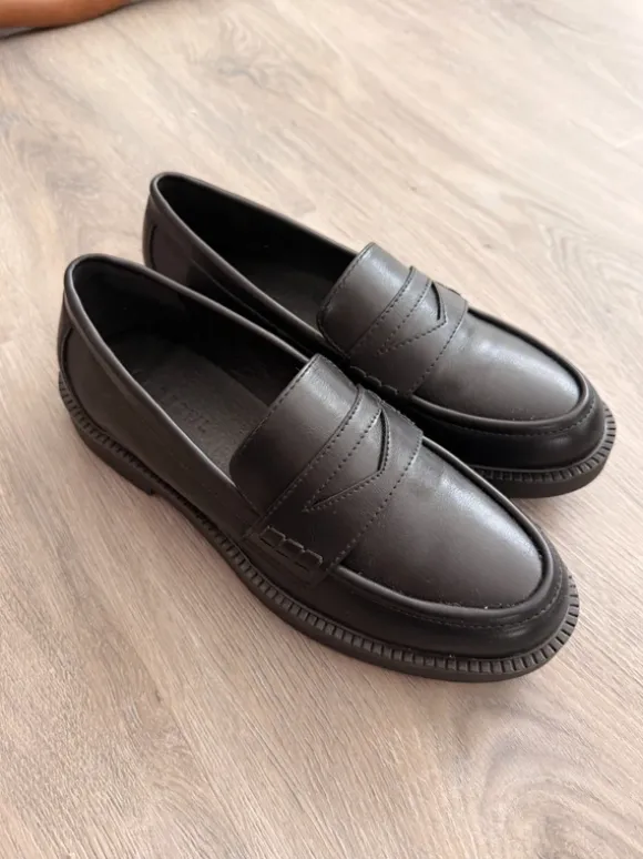 SEQWL Aperol Loafer aus PU in Schwarz