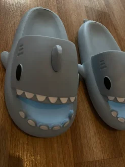 Sharkies Shark Schlappen Hausschuhe Badelatschen