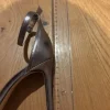 Silberne Absatzschuhe mit Riemchen