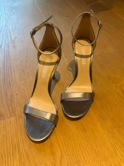 Silberne Absatzschuhe mit Riemchen