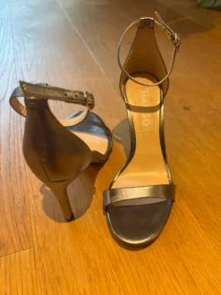 Silberne Absatzschuhe mit Riemchen