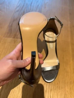 Silberne Absatzschuhe mit Riemchen