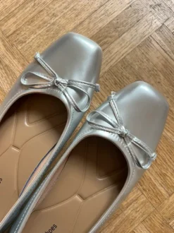 Silberne Ballerinas