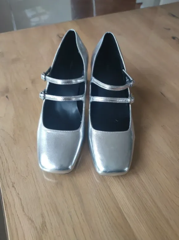 Silberne Mary Janes High Heels