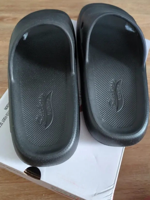 Skechers ArchFit, Badelatschen