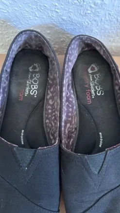 Skechers BOBS Slipper – Schwarz, bequem & leicht