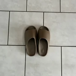 Slide Sandalen Braun Gr. 42–43 Yeezy Style neu