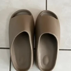 Slide Sandalen Braun Gr. 42–43 Yeezy Style neu