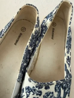 Slipper Schuhe Sommerschuh GR 37 blau weiß Blumen graceland Deichmann | Vinted
