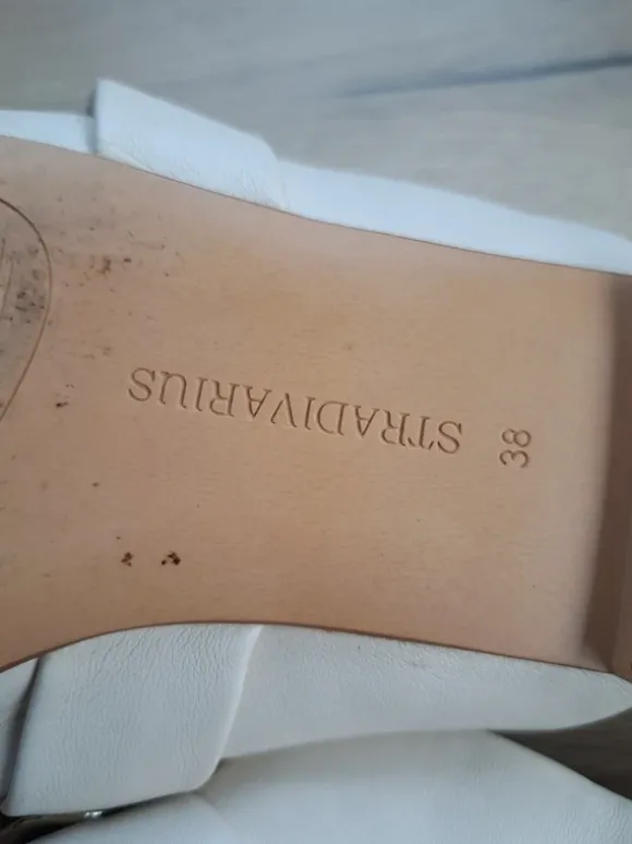 Slippers van Stradivarius