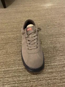 Sneaker grau mit dunkelblauer Sohle komplett neu