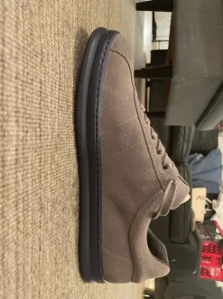 Sneaker grau mit dunkelblauer Sohle komplett neu