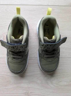 Sneaker in Größe 26