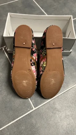 Sneaker mit Blumenmuster