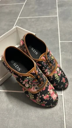 Sneaker mit Blumenmuster