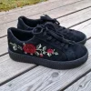 Sneaker mit Rosenmuster