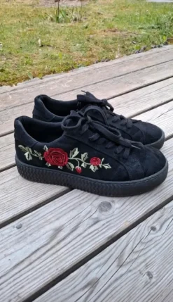 Sneaker mit Rosenmuster